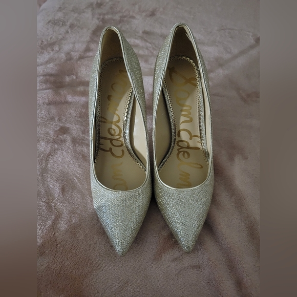 Heels/Pumps - Picture 5 of 6